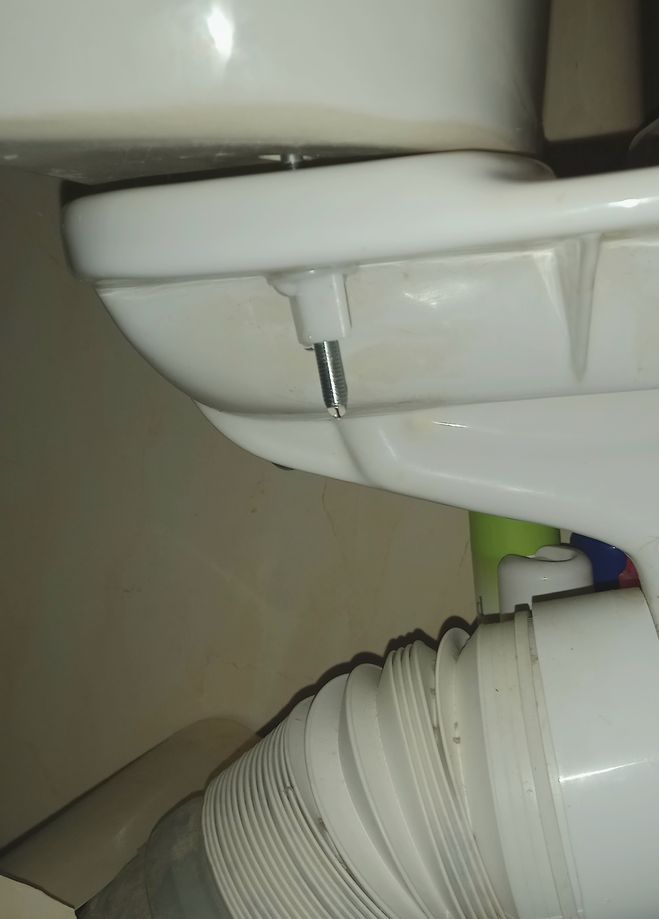 Как устранить подтекание воды под бачком у крепежа?