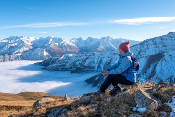 Облака под ногами. Над облаками для композиции размещена девушка, а под облаками - город Тырныауз
