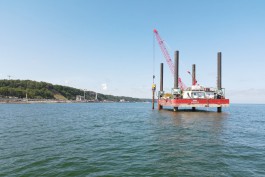 В Светлогорске установили морскую платформу с краном для строительства волноломов