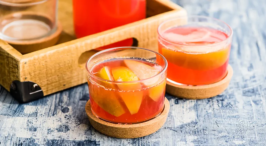 Компот из персиков с яблоками, рецепт см. здесь
