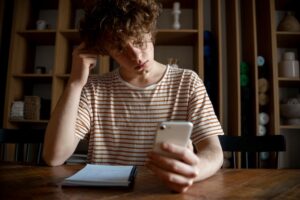 Как перестать ждать сообщение от человека который не пишет